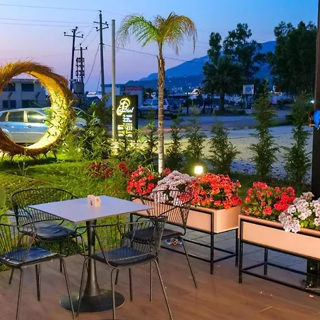 The Peak & Lounge Ξενοδοχείο με διαμερίσματα Radhimë