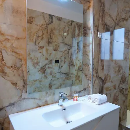 Apartahotel The Peak & Lounge Radhimë